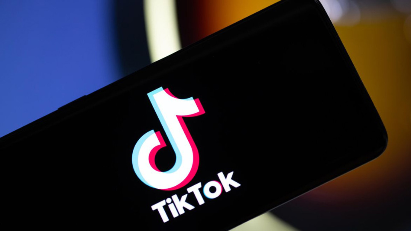Bloomberg: Ο Έλον Μασκ συζητά την εξαγορά του TikTok στις ΗΠΑ