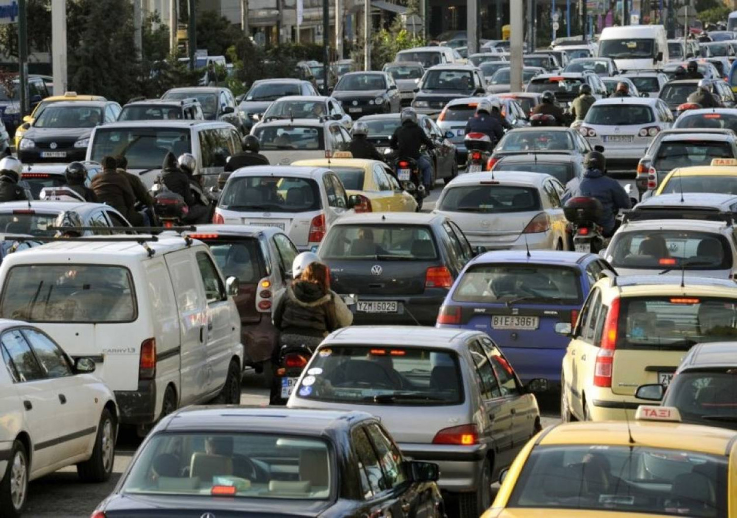 Κολλημένοι στη κίνηση και στη βροχή οι Αθηναίοι - Μεγάλες καθυστερήσεις σε Κηφισό, κέντρο και παραλιακή