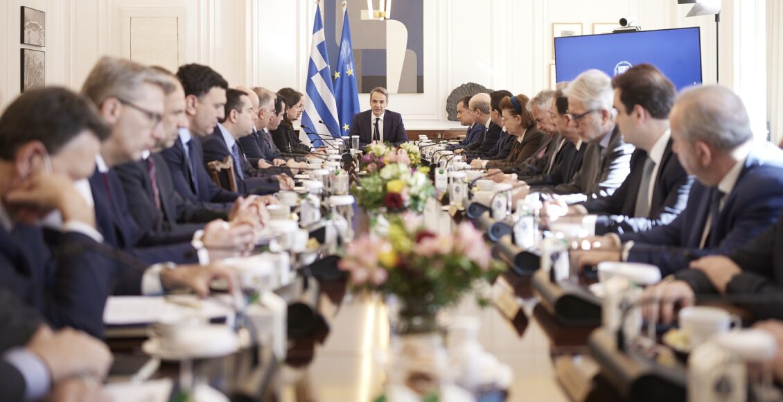 «Πρόσω ολοταχώς» για ανασχηματισμό η κυβέρνηση