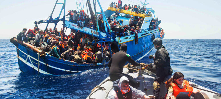 Διακηνητής μεταναστών έριξε στην θάλασσα ανήλικο ώστε να γλιτώσει
