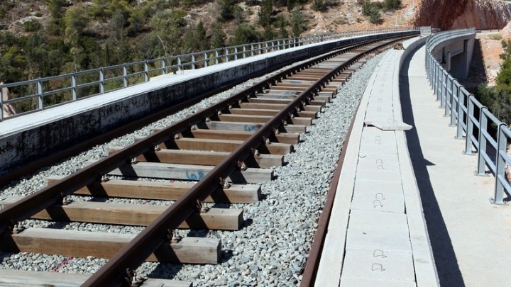 Γλίτωσε ο νεαρός που χτυπήθηκε από τρένο στην Ημαθία