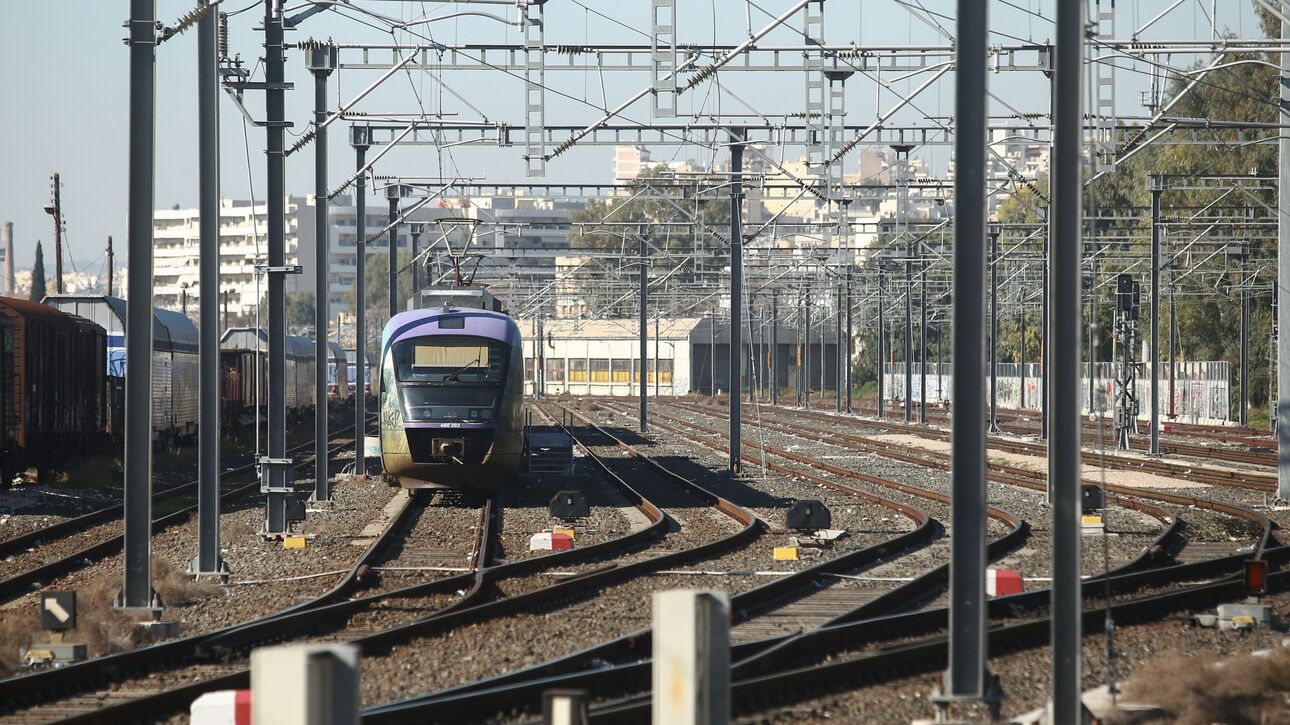 Διακόπηκε προσωρινά η διέλευση συρμών στον Προαστιακό - Τροχαίο ατύχημα στη Λεωφόρο Καβάλας