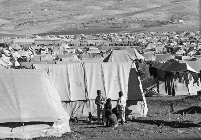 Φώτο Αρχείου – “Σκηνούπολη” Παλαιστινίων προσφύγων στην Ιορδανία (AP Photo)