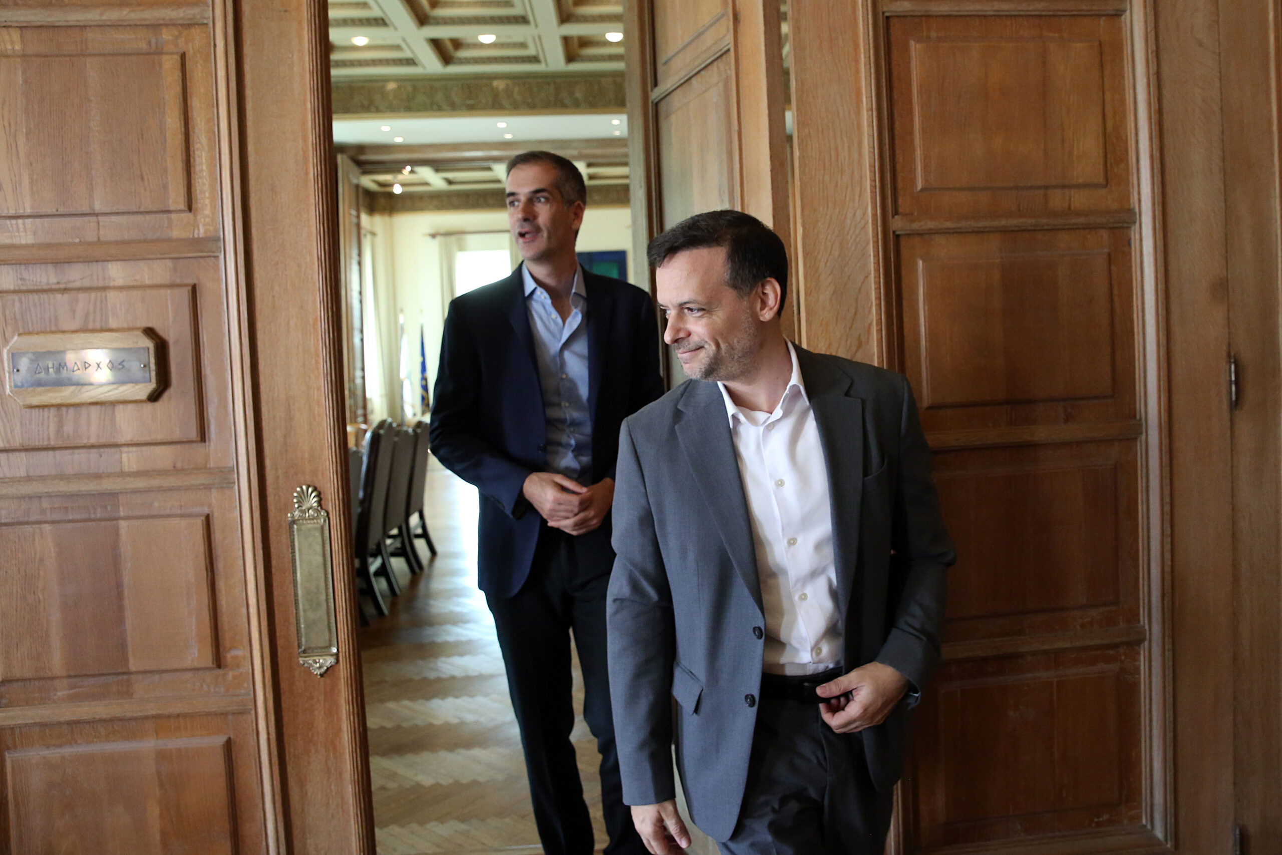 Πυρά Μπακογιάννη σε Δούκα για το μπαρ της Βουλιαγμένης