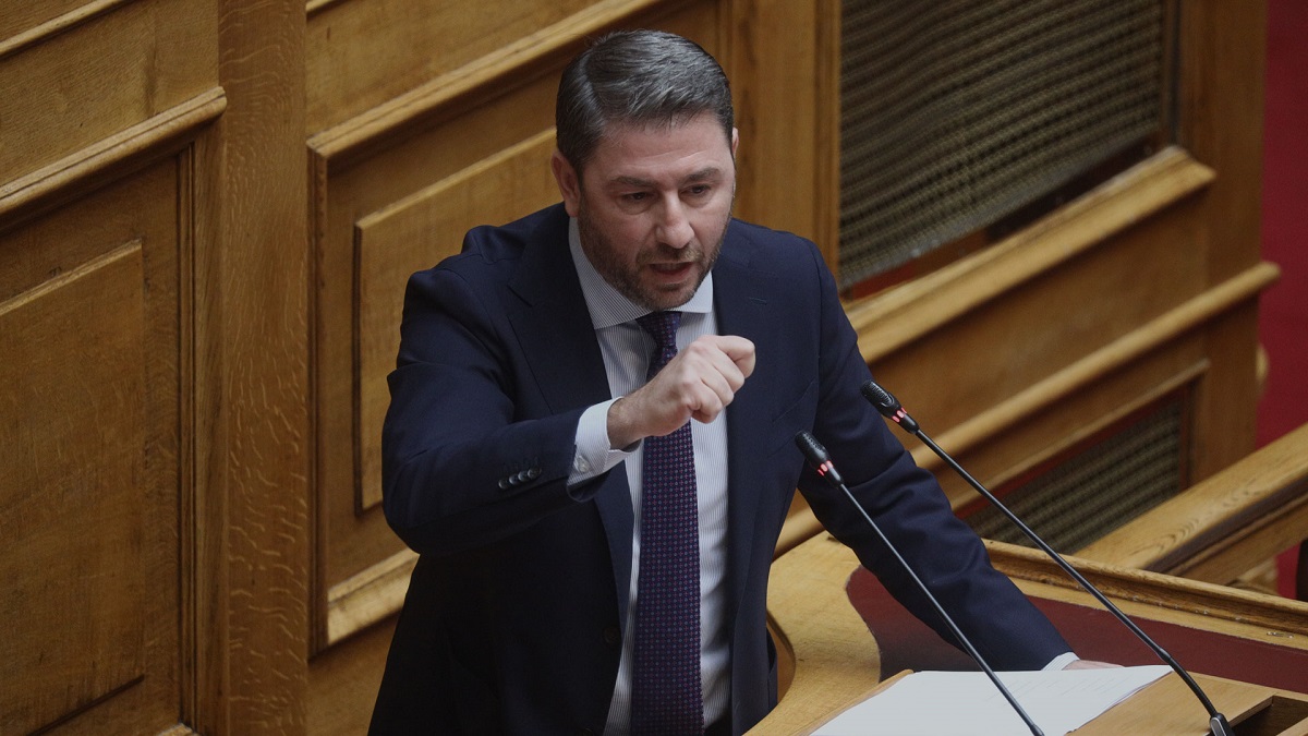 Σφοδρή αντιπαράθεση στην Βουλή: Απορρίπτει την κριτική περί λαϊκισμού ο Νίκος Ανδρουλάκης