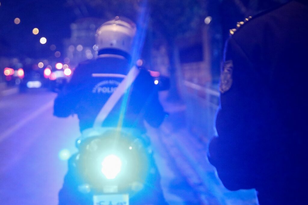 Υπό νοσηλεία αστυνομικός - Τον μαχαίρωσαν στο Χαϊδάρι