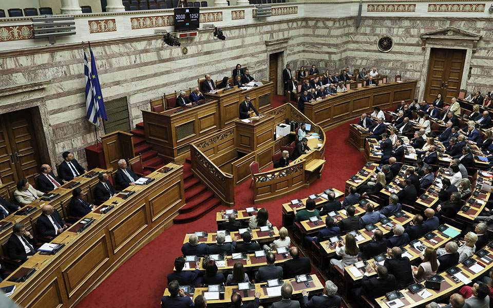 Βουλή: Προ ημερησίας και κατάθεση κοινής πρότασης δυσπιστίας από την αντιπολίτευση