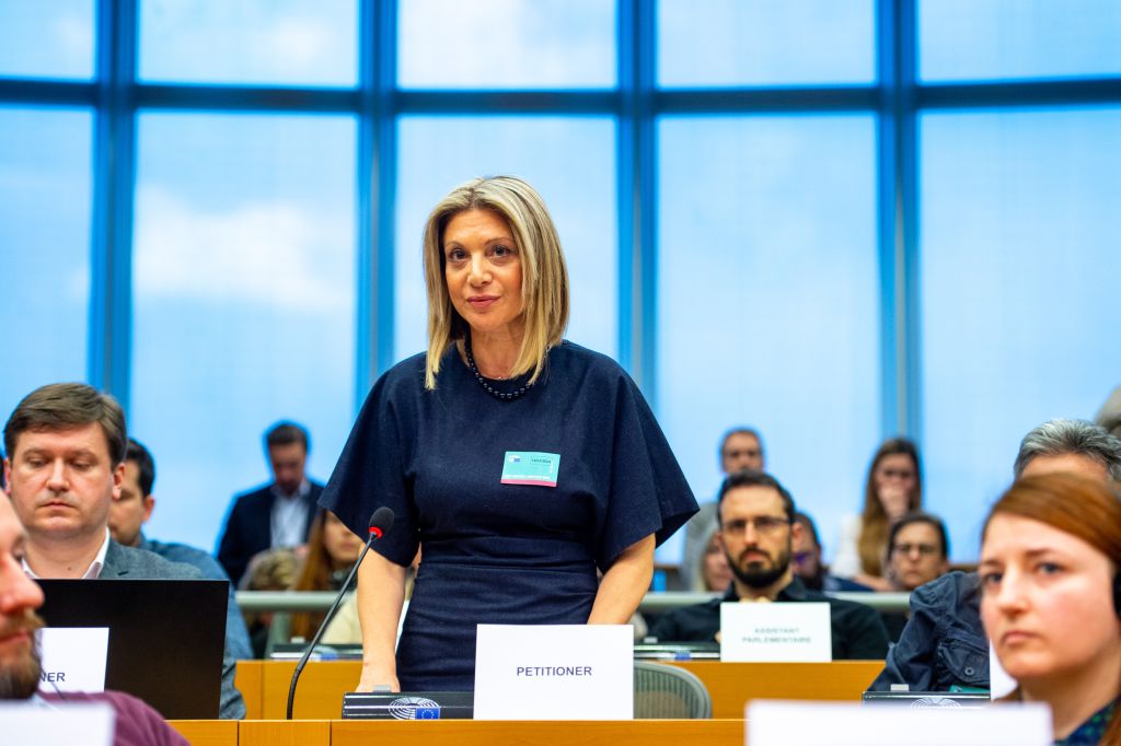 Σε εξέλιξη η συνέντευξη τύπου της Μαρίας Καρυστιανού