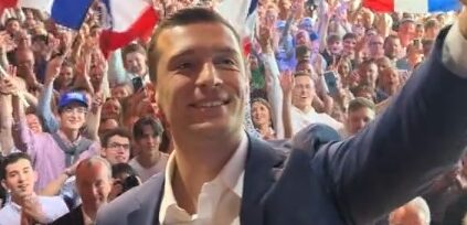 Γαλλία: Ενώ η κυβέρνηση κατέρρεε, το «δεξί χέρι» της Λεπέν υπέγραφε βιβλία