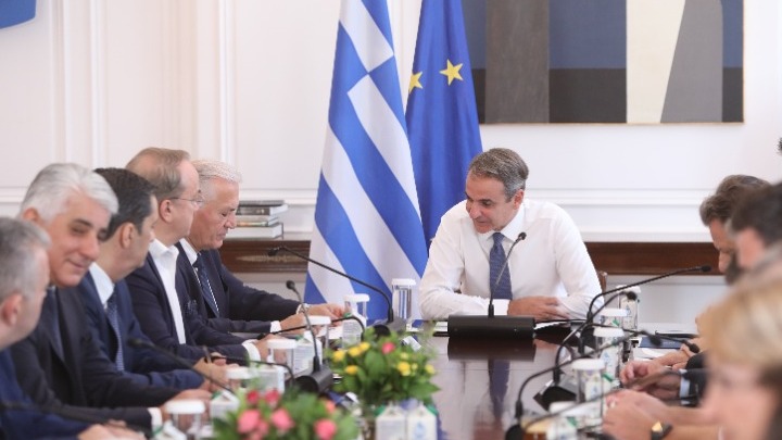 Μητσοτάκης στο Υπουργικό Συμβούλιο: Κατώτατος μισθός 950 ευρώ μέχρι το 2027