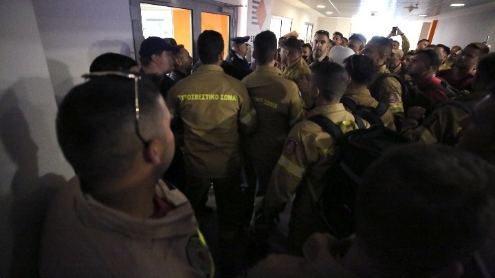 Βία και προσαγωγές στο Υπουργείο Πολιτικής Προστασίας