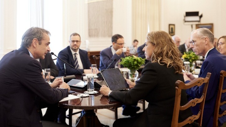 Συνάντηση Μητσοτάκη με στελέχη χημικών βιομηχανιών
