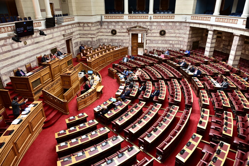 Σε εξέλιξη η συζήτηση στην Βουλή - Live η ομιλία των πολιτικών αρχηγών