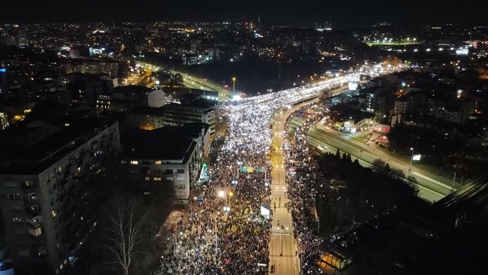 Σερβία: Σφίγγει ο κλοιός για τον Βούτσιτς
