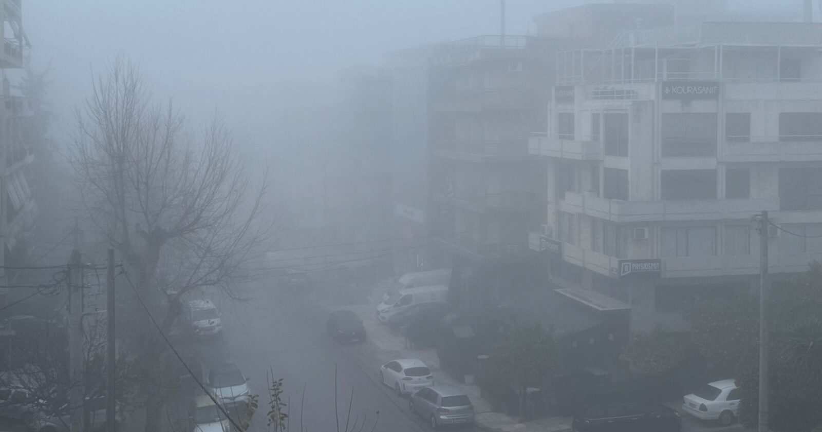 Πρωτόγνωρες εικόνες στην Αθήνα - Ομίχλη κάλυψε την πρωτεύουσα