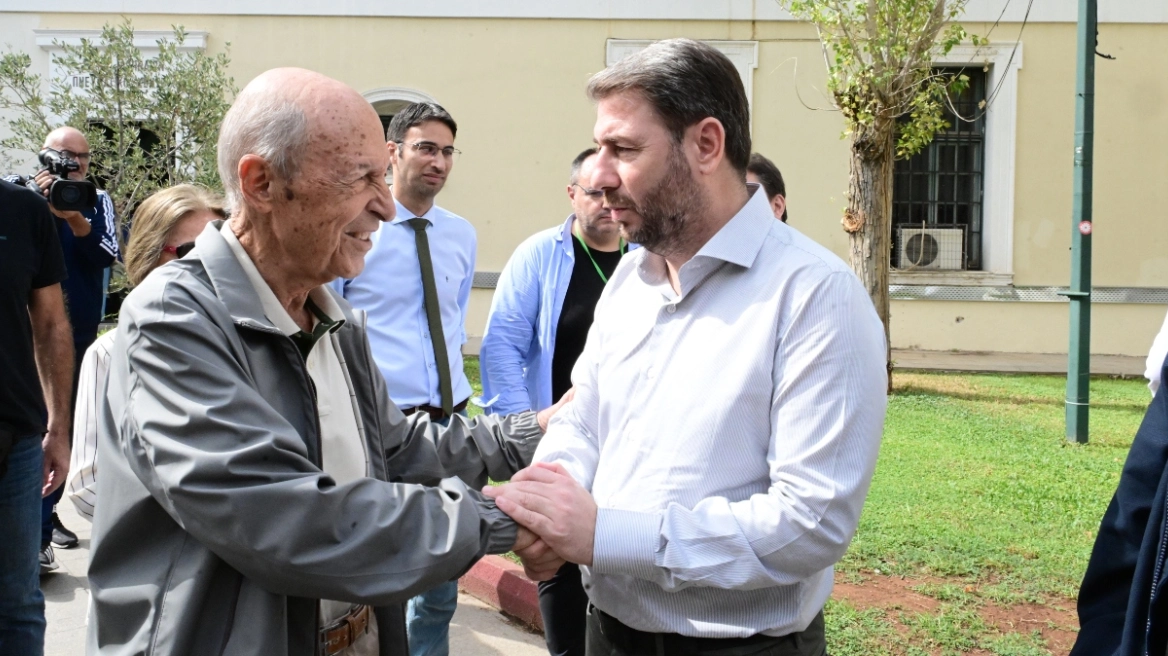 Αυτοί θα εκφωνήσουν επικήδειο κατά τη νεκρώσιμη ακολουθία του πρώην πρωθυπουργού Κώστα Σημίτη