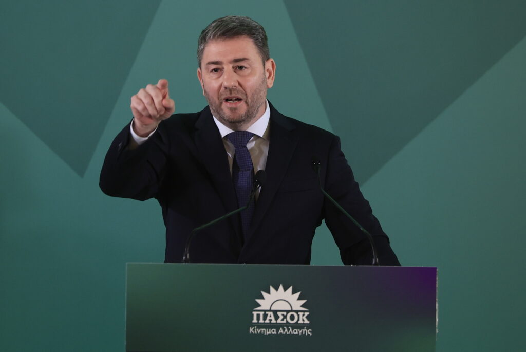 Το ΠΑΣΟΚ «ψάχνεται» για πλασάρισμα στο κέντρο