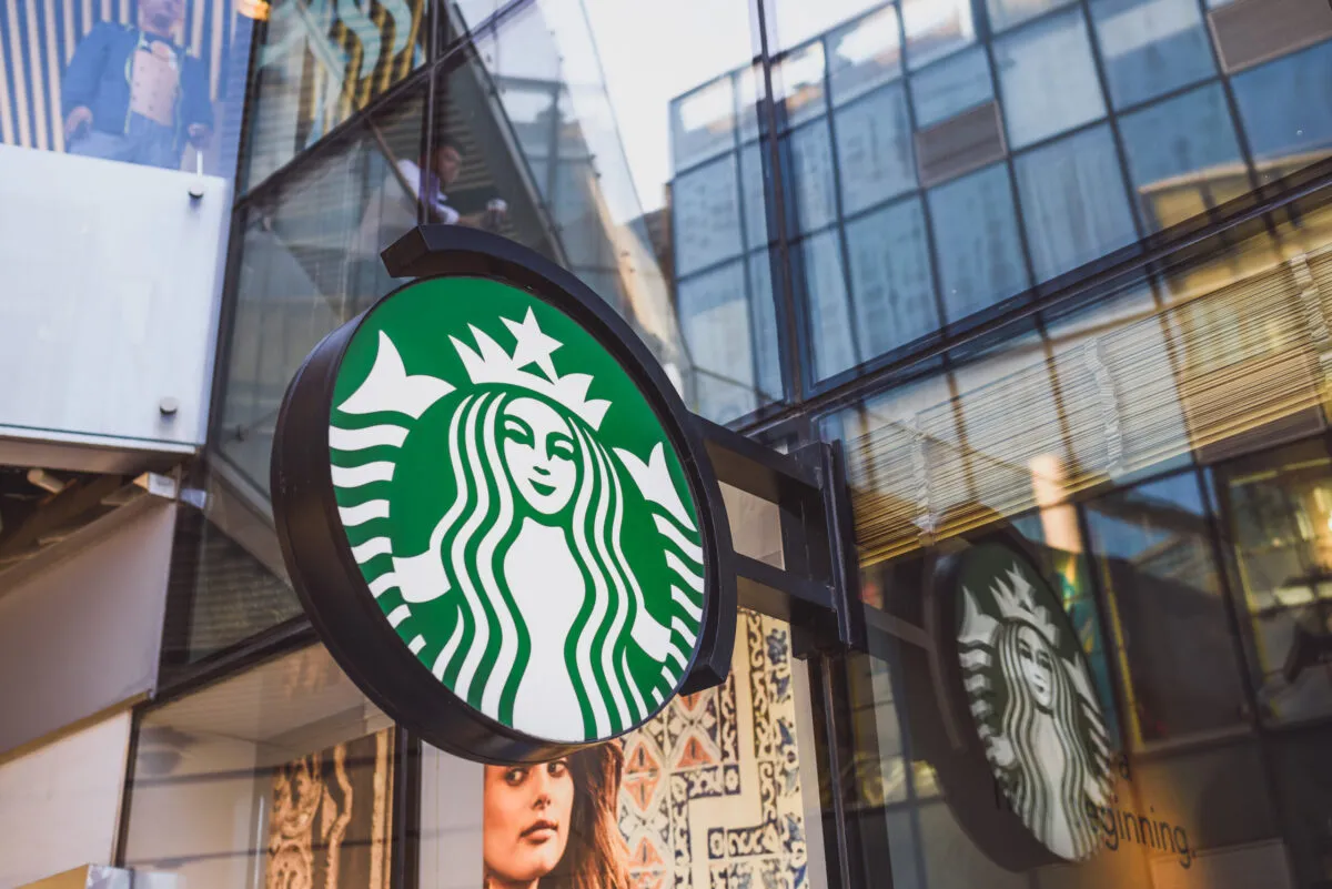 Η Starbucks απολύει 1.100 εργαζόμενους