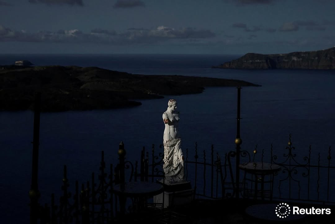 Σαντορίνη: Ο κορυφαίος φωτογράφος Άλκης Κωνσταντινίδης απαθανατίζει την «σιωπή της καλντέρας»