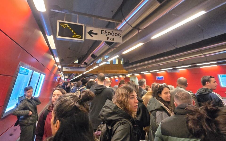 Χαμός στο Μετρό: Ο κόσμος πηγαίνει προς το κέντρο της Αθήνας