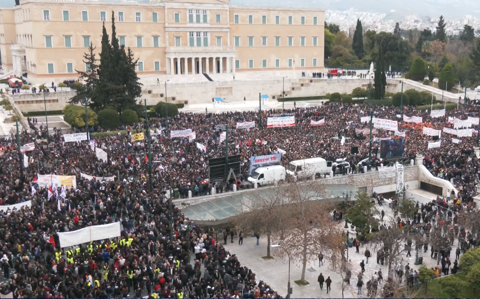 Συλλαλητήριο για τα Τέμπη: Γέμισε η πλατεία Συντάγματος (pics)
