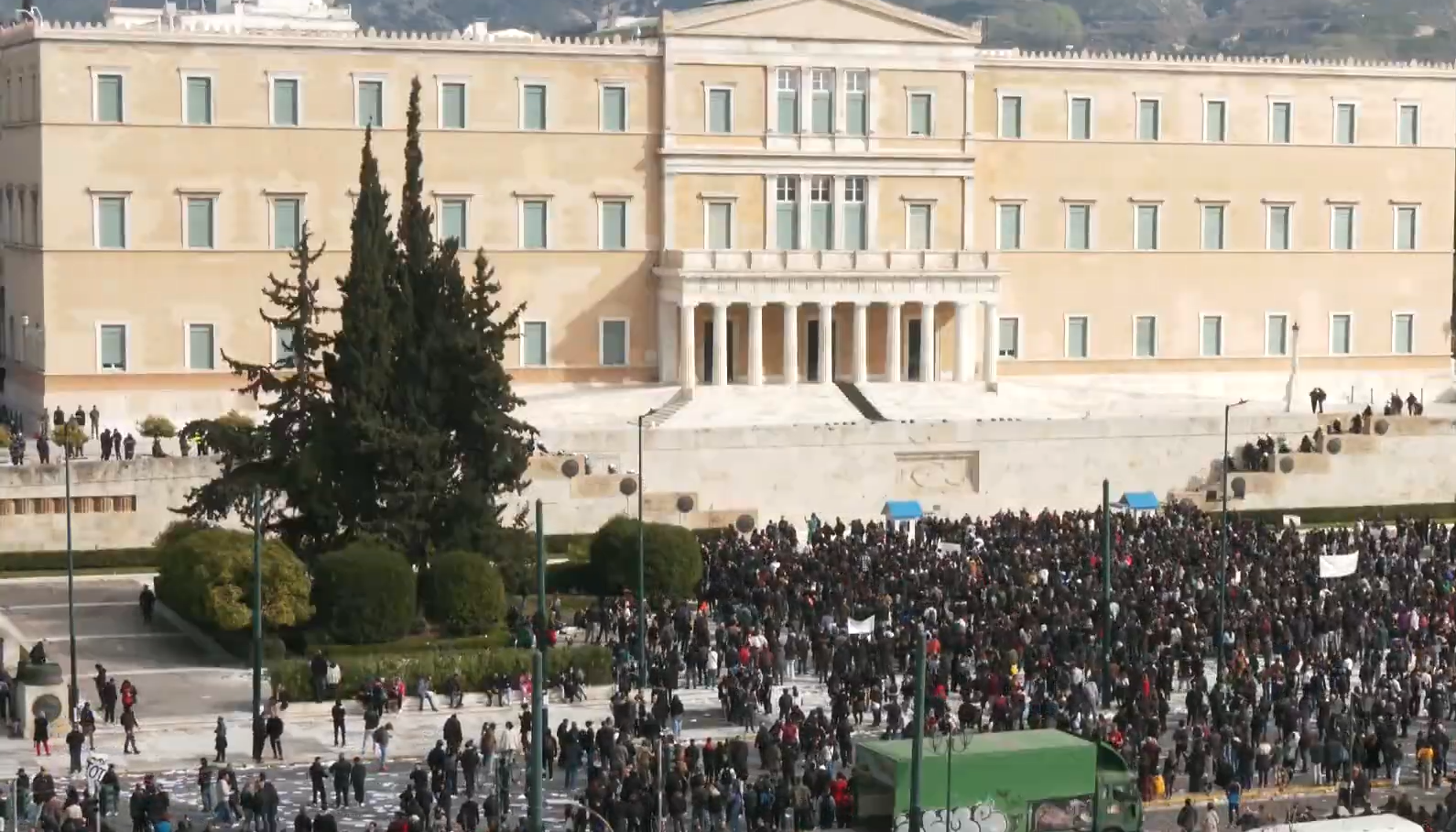 Στη Βουλή επιστρέφει ο κόσμος