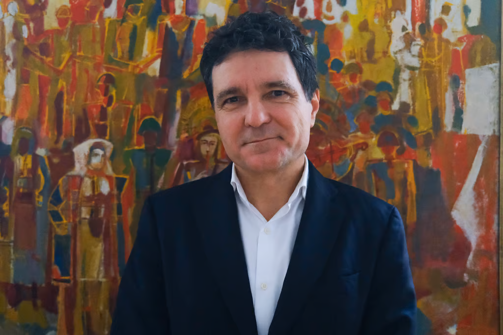 Politico: Ο Ρουμάνος μαθηματικός που προσπαθεί να σταματήσει τον Πούτιν και τον Τραμπ από το να καταστρέψουν τη Δύση