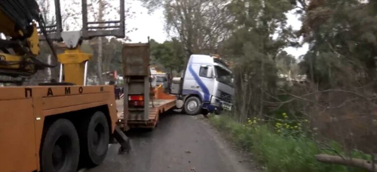 Κλειστή η Λεωφόρος Τατοΐου λόγω εκτροπής φορτηγού, παραλίγο να πέσει σε ρέμα