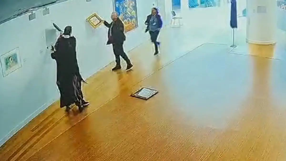 Η στιγμή που ο βουλευτής της Νίκης βανδαλίζει τα έργα στην Εθνική Πινακοθήκη- Δείτε το βίντεο