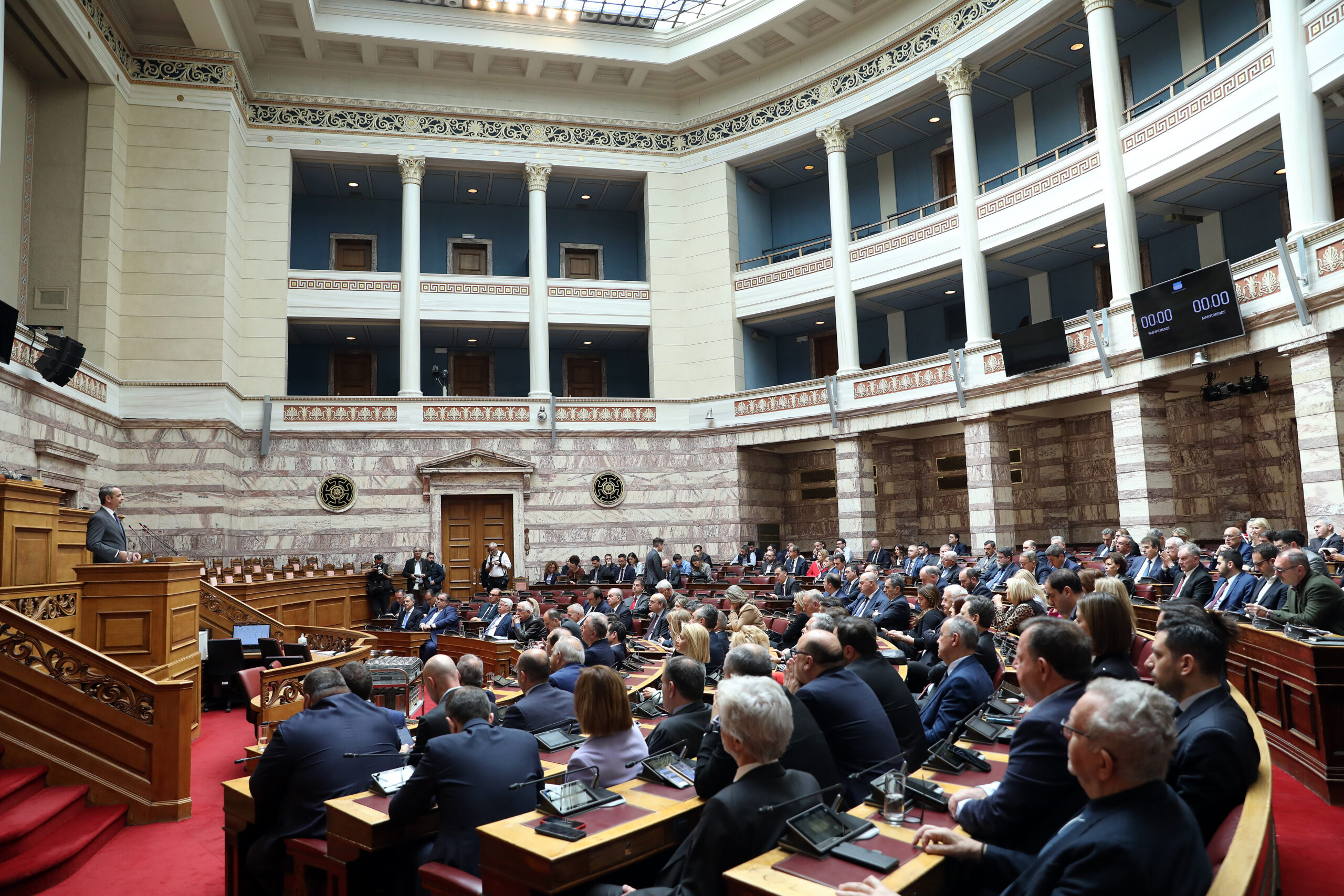 Συνεχίζεται η κεκλεισμένων των θυρών συνεδρίαση της ΝΔ - Τι λένε οι βουλευτές