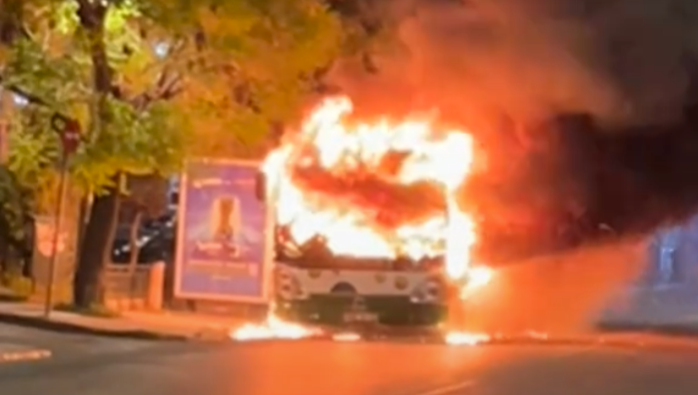 Φωτιά σε αστικό λεωφορείο κοντά στον σταθμό των ΚΤΕΛ Αττικής