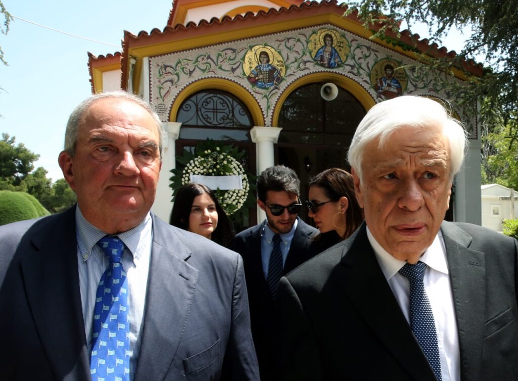 Ο πρώην πρωθυπουργός Κώστας Καραμανλής (Α) και ο πρώην Πρόεδρος της Δημοκρατίας Προκόπης Παυλόπουλος (Δ) παρίστανται στην κηδεία του πρώην υπουργού Εξωτερικών Πέτρου Μολυβιάτη, στο νεκροταφείο της Κηφισιάς, Τρίτη 6 Μαΐου 2025. Ο πρώην υπουργός Εξωτερικών και στενός συνεργάτης του Κωνσταντίνου Καραμανλή Πέτρος Μολυβιατης έφυγε από τη ζωή  σε ηλικία 97 ετών την Κυριακή 4 Μαΐου 2025. ΑΠΕ-ΜΠΕ/ΑΠΕ-ΜΠΕ/ ΟΡΕΣΤΗΣ ΠΑΝΑΓΙΩΤΟΥ