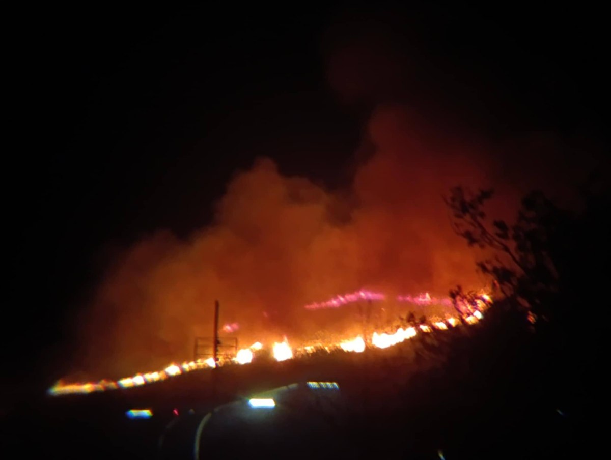 Η φωτιά πήρε γρήγορα διαστάσεις, σχηματίζοντας εκτεταμένο μέτωπο που κινούνταν προς την περιοχή όπου βρίσκονται ανεμογεννήτριες, γεγονός που προκάλεσε έντονη ανησυχία στις Αρχές και στους κατοίκους της περιοχής.