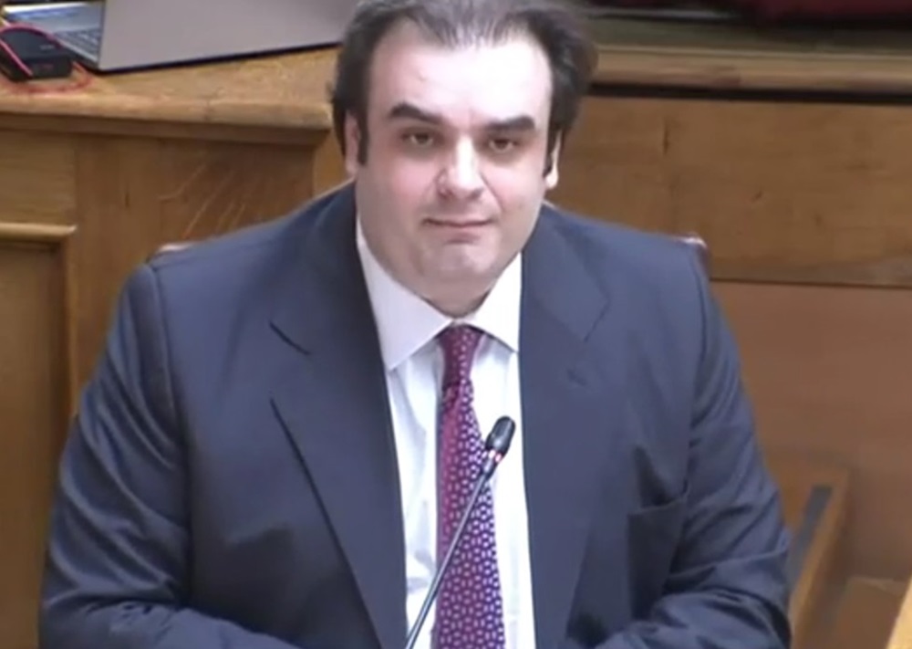 Πιερρακάκης: Τα 5 σημεία που αλλάζουν στις τραπεζικές χρεώσεις και προμήθειες - Το πλαφόν και οι δραστικές μειώσεις